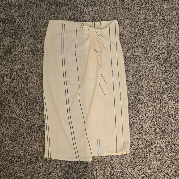 Elegant Cream Skirt with Black Stripes - Picture 3 of 4